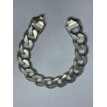 A HEAVY MARKED SILVER FLAT LINK BRACELET LENGTH 18CM WEIGHT 39.9 GRAMS