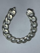 A HEAVY MARKED SILVER FLAT LINK BRACELET LENGTH 18CM WEIGHT 39.9 GRAMS