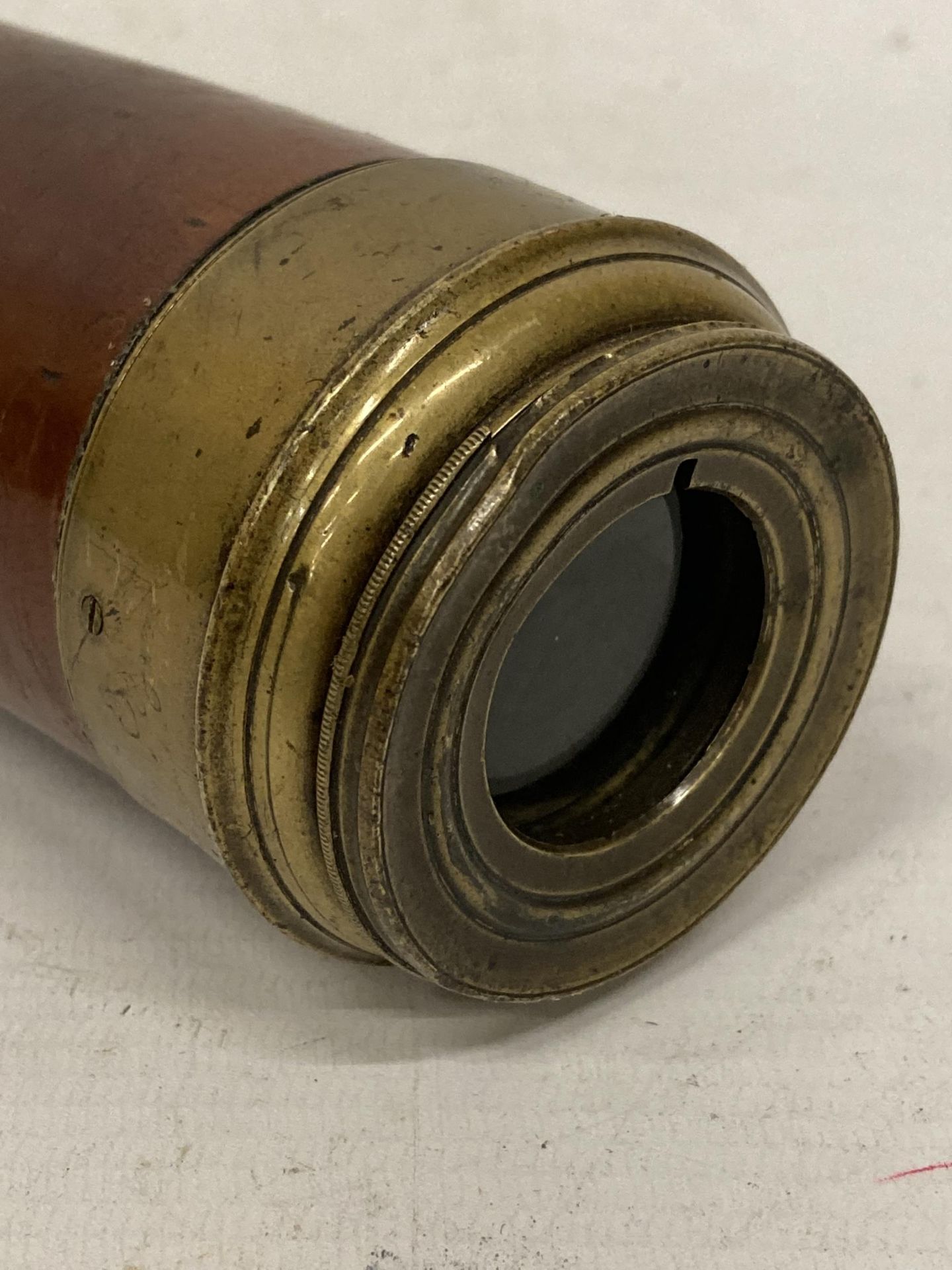 A VINTAGE BRASS AND WOODEN THREE SECTION TELESCOPE - Image 4 of 4