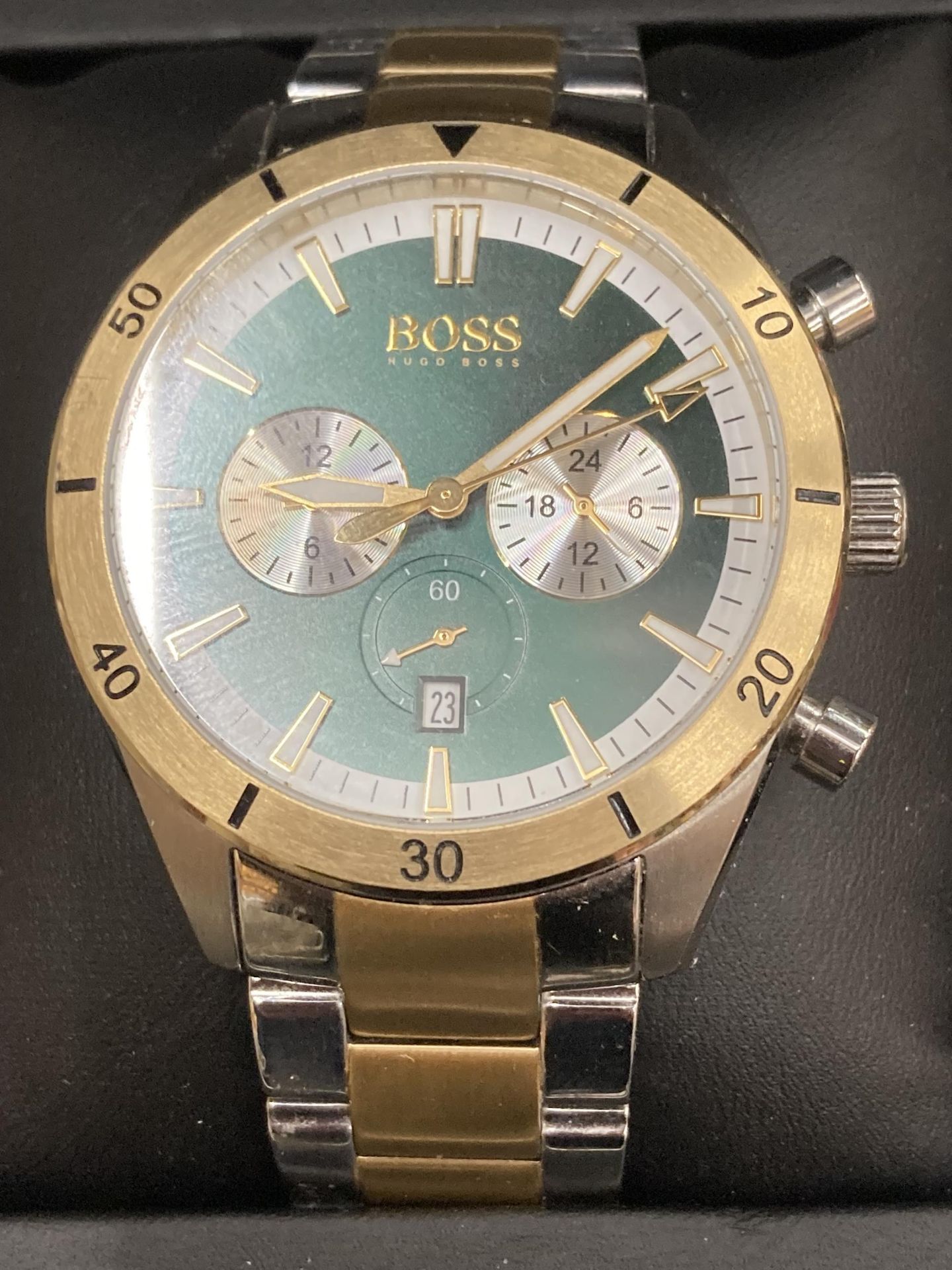 A BOXED HUGO BOSS WATCH, WORKING AT TIME O F LOTTING - Bild 2 aus 3