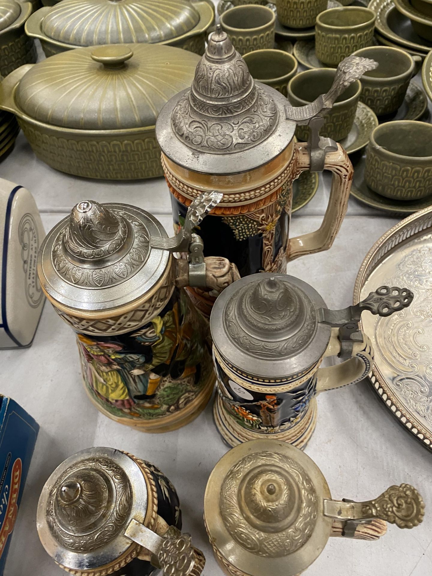 A COLLECTION OF BAVARIAN PEWTER LIDDED STEINS - 12 IN TOTAL - Image 4 of 4