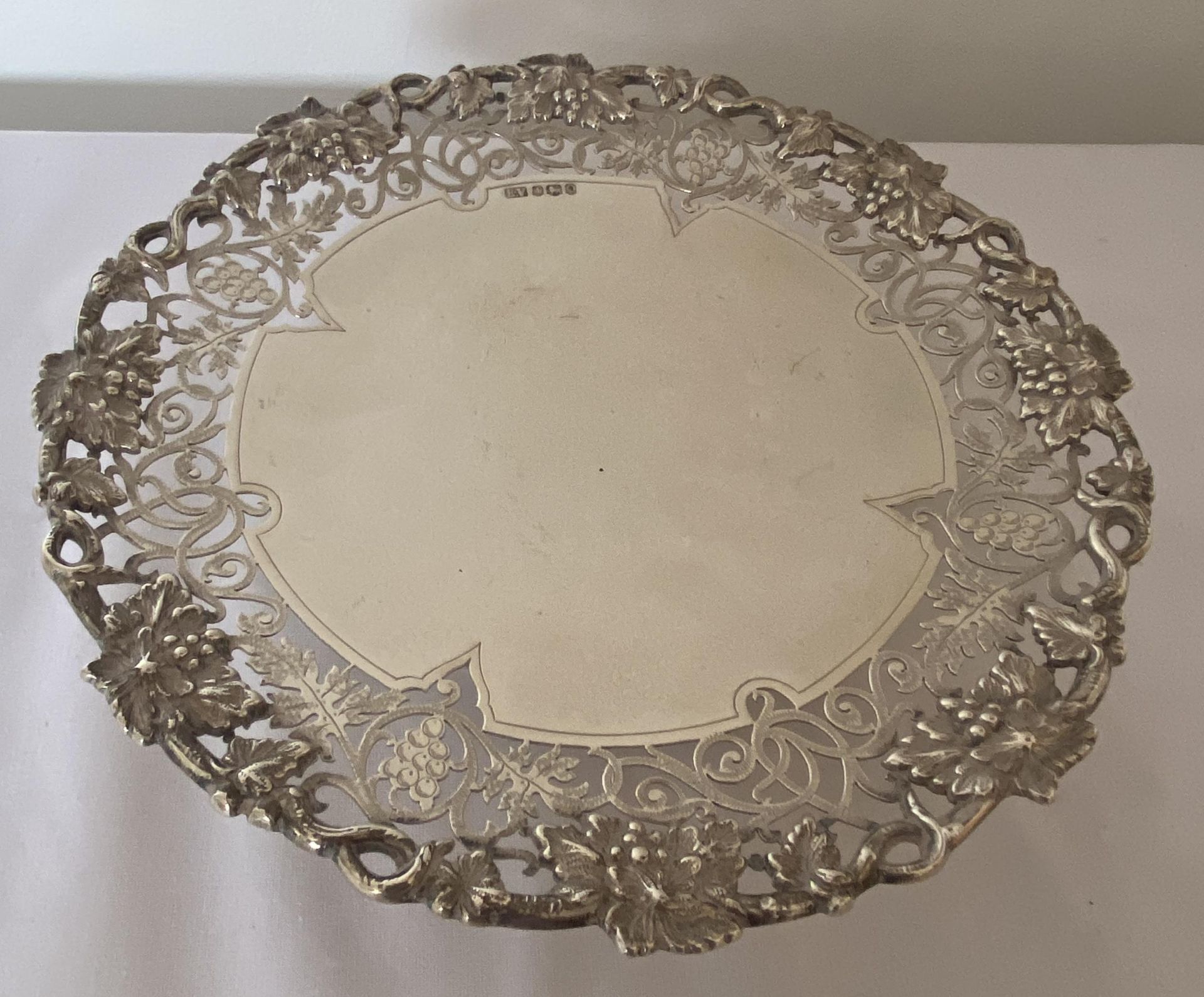 AN ELIZABETH II 1958 HALLMARKED SHEFFIELD SILVER PEDESTAL DISH WITH PIERCED FOLIATE DESIGN, MAKER - Image 3 of 18