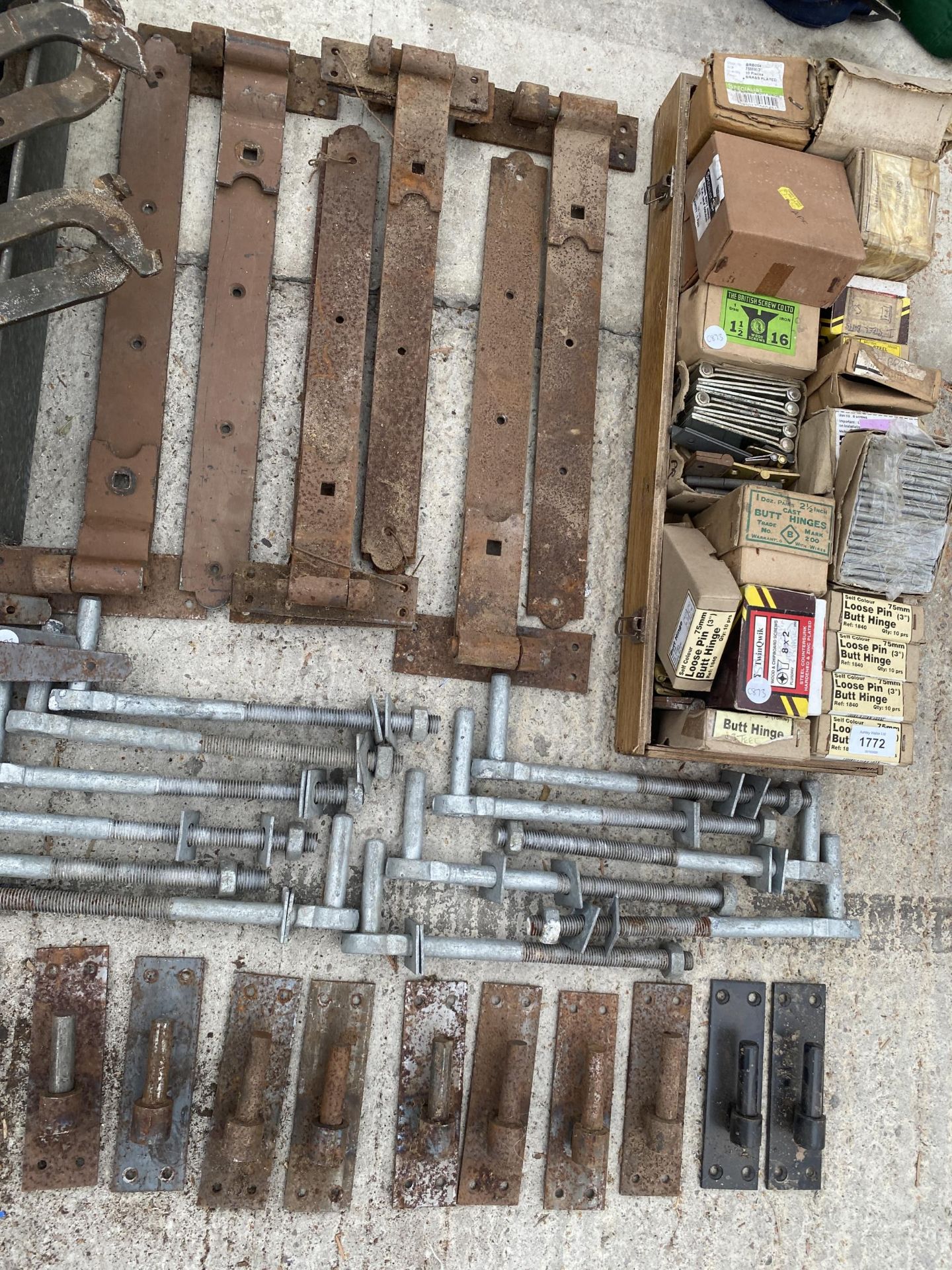 A LARGE ASSORTMENT OF VARIOUS GATE HINGES - Image 3 of 3
