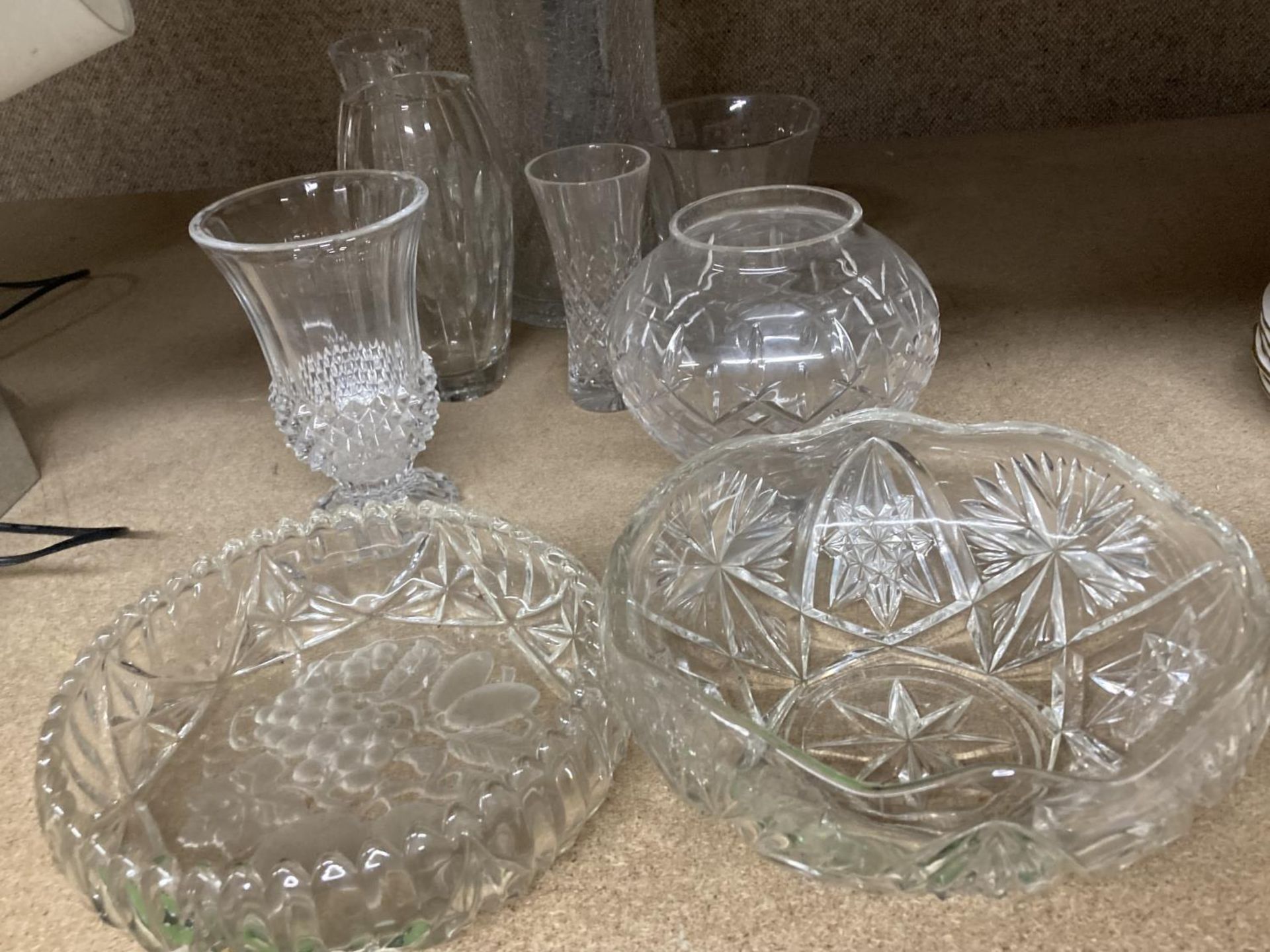 A GROUP OF VINTAGE GLASSWARE, CUT GLASS BOWLS ETC - Image 2 of 4