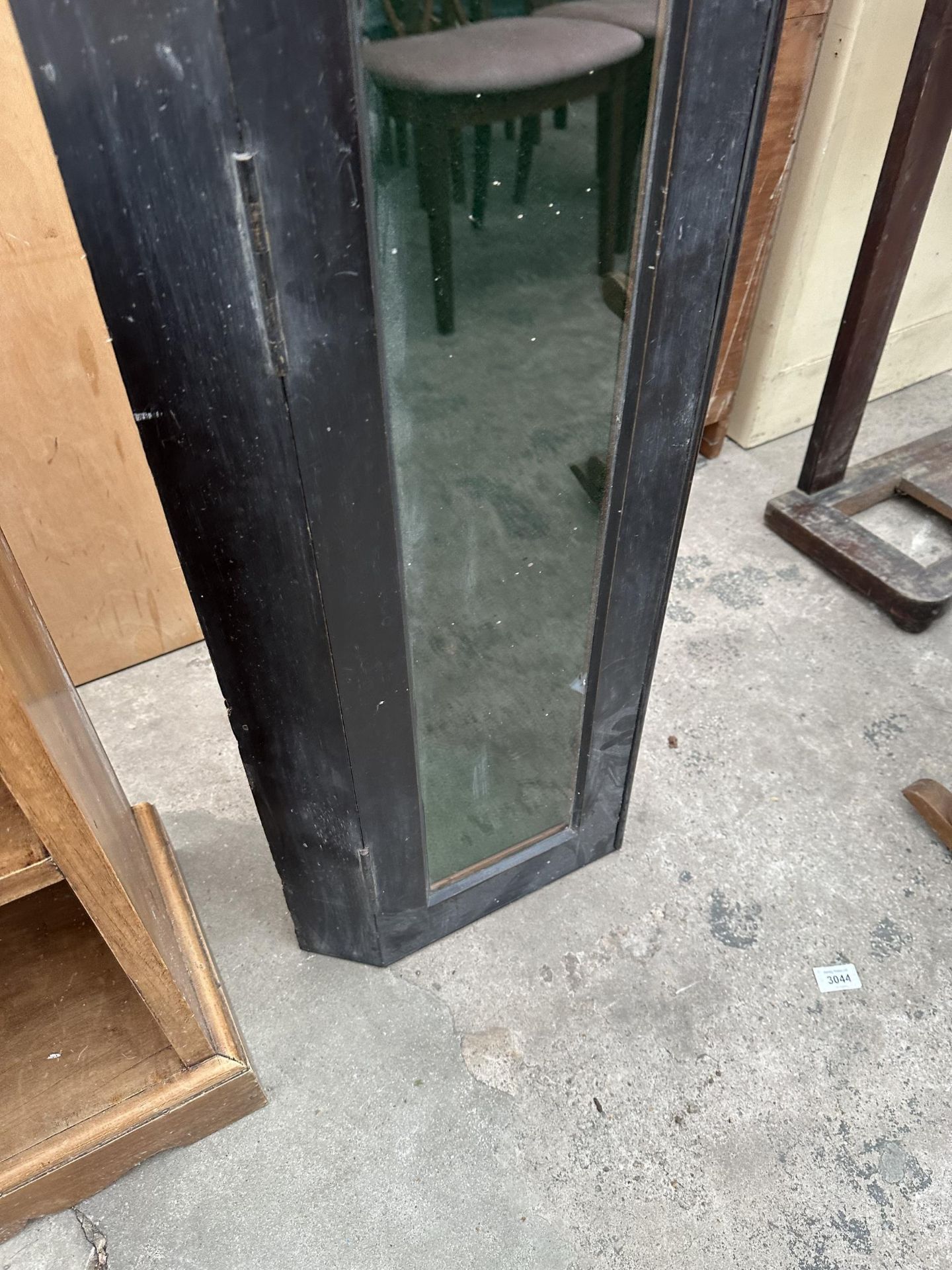 A BLACK PAINTED CORNER CABINET WITH GLASS DOOR AND GREEN BAIZE LINING, 14.5" WIDE - Image 3 of 4