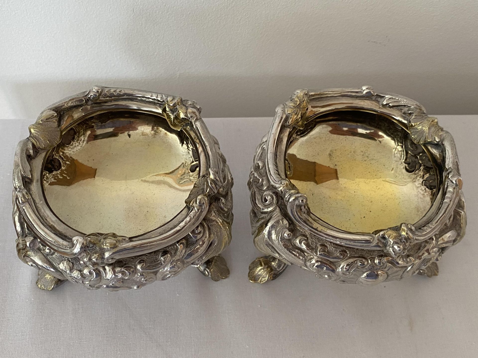 A PAIR OF GEORGE V 1934 HALLMARKED LONDON SILVER OPEN SALTS, MAKER JONES & SON, 9 X 7CM, GROSS - Image 7 of 15