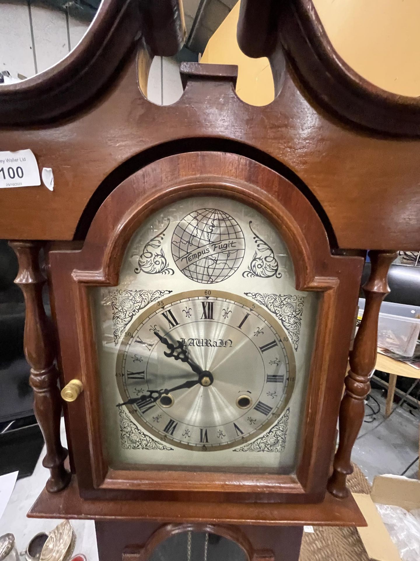 A VINTAGE WOODEN CASED TEMPUS FUGIT GRANDFATHER CLOCK - Image 2 of 5