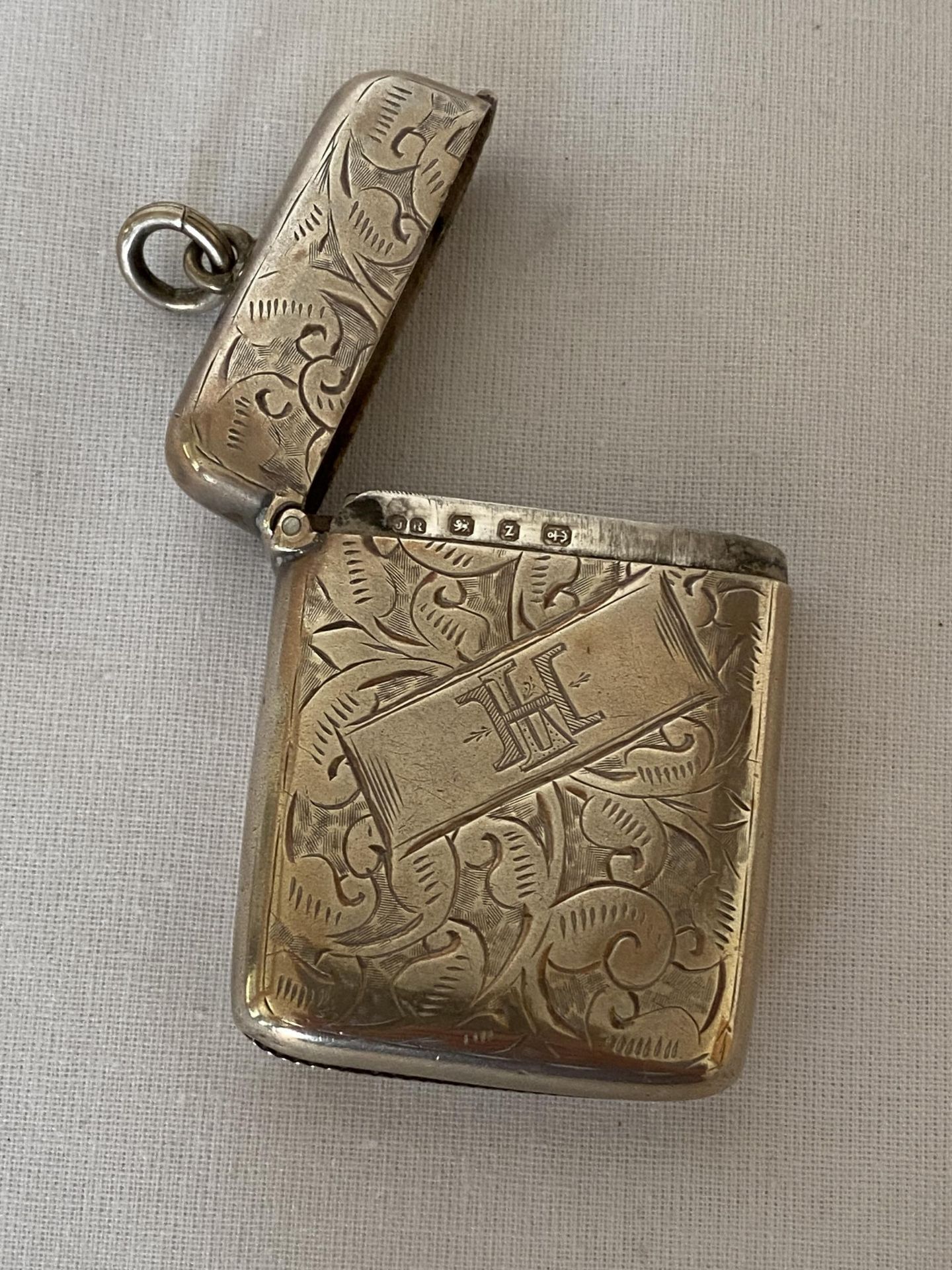 A VICTORIAN 1899 HALLMARKED BIRMINGHAM SILVER VESTA CASE, MAKER POSSIBLY JOHN ROSE, GROSS WEIGHT - Image 9 of 12