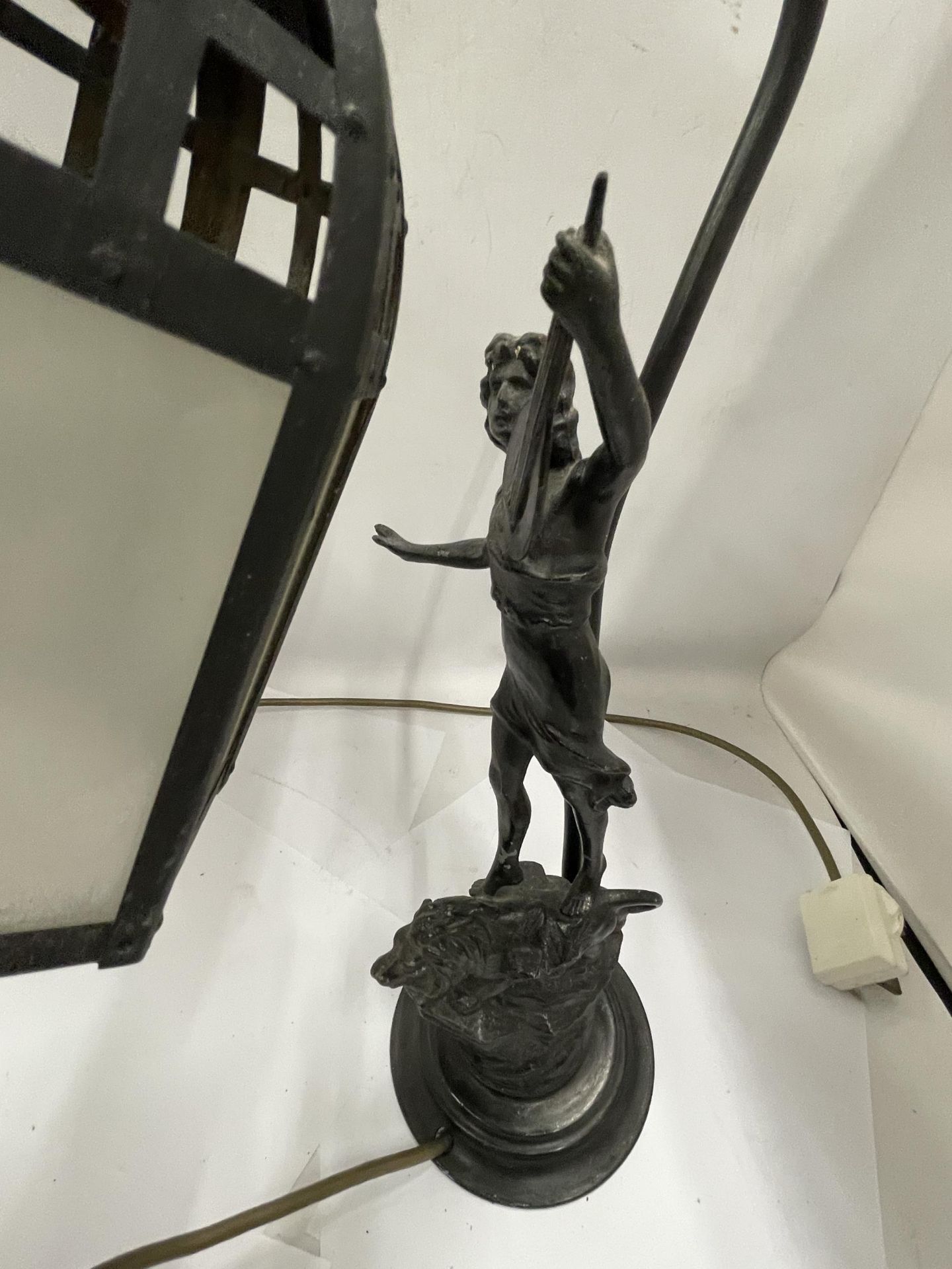 A SPELTER FIGURAL TABLE LAMP AND SHADE DEPICTING A LADY ON A ROCK - Image 2 of 4