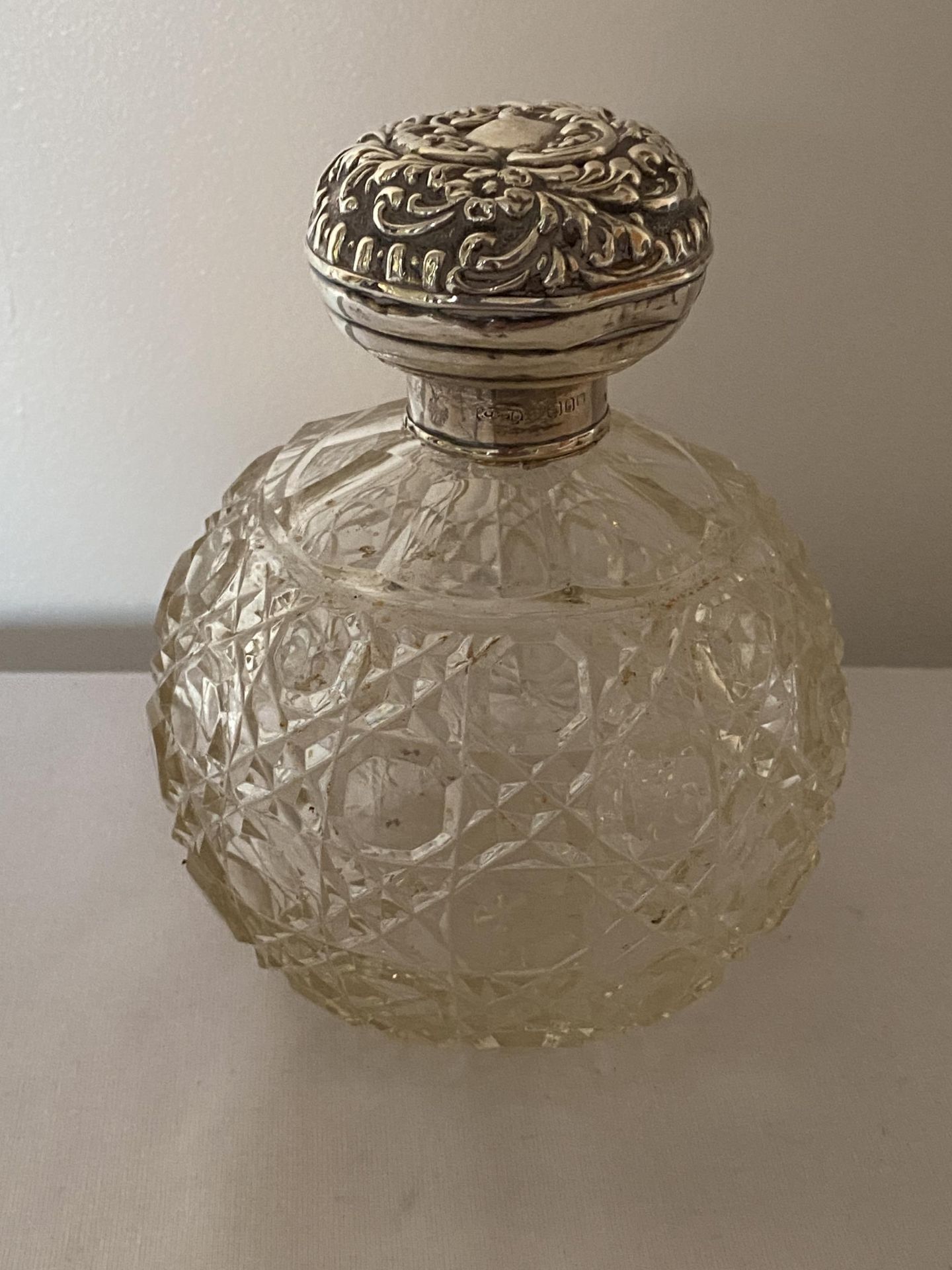 A HALLMARKED SILVER TOPPED AND CUT GLASS PERFUME BOTTLE, MARKS INDISTINCT, HEIGHT 13.5CM - Bild 2 aus 18