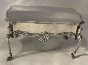 AN EDWARD VII 1904 HALLMARKED LONDON SILVER ORNATE FOUR LEGGED TRINKET BOX WITH BLUE LINER, MAKER