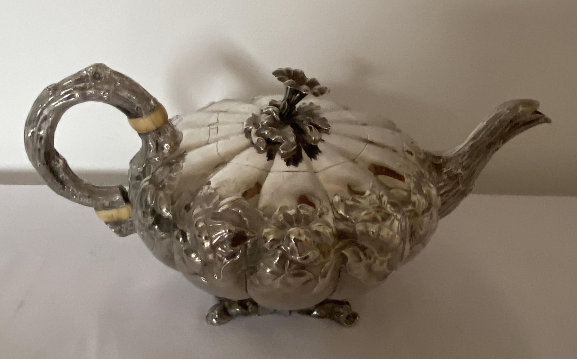 A VICTORIAN 1840 HALLMARKED LONDON SILVER TEAPOT, MAKER WC, POSSIBLY WILLIAM CHANDLESS, GROSS WEIGHT