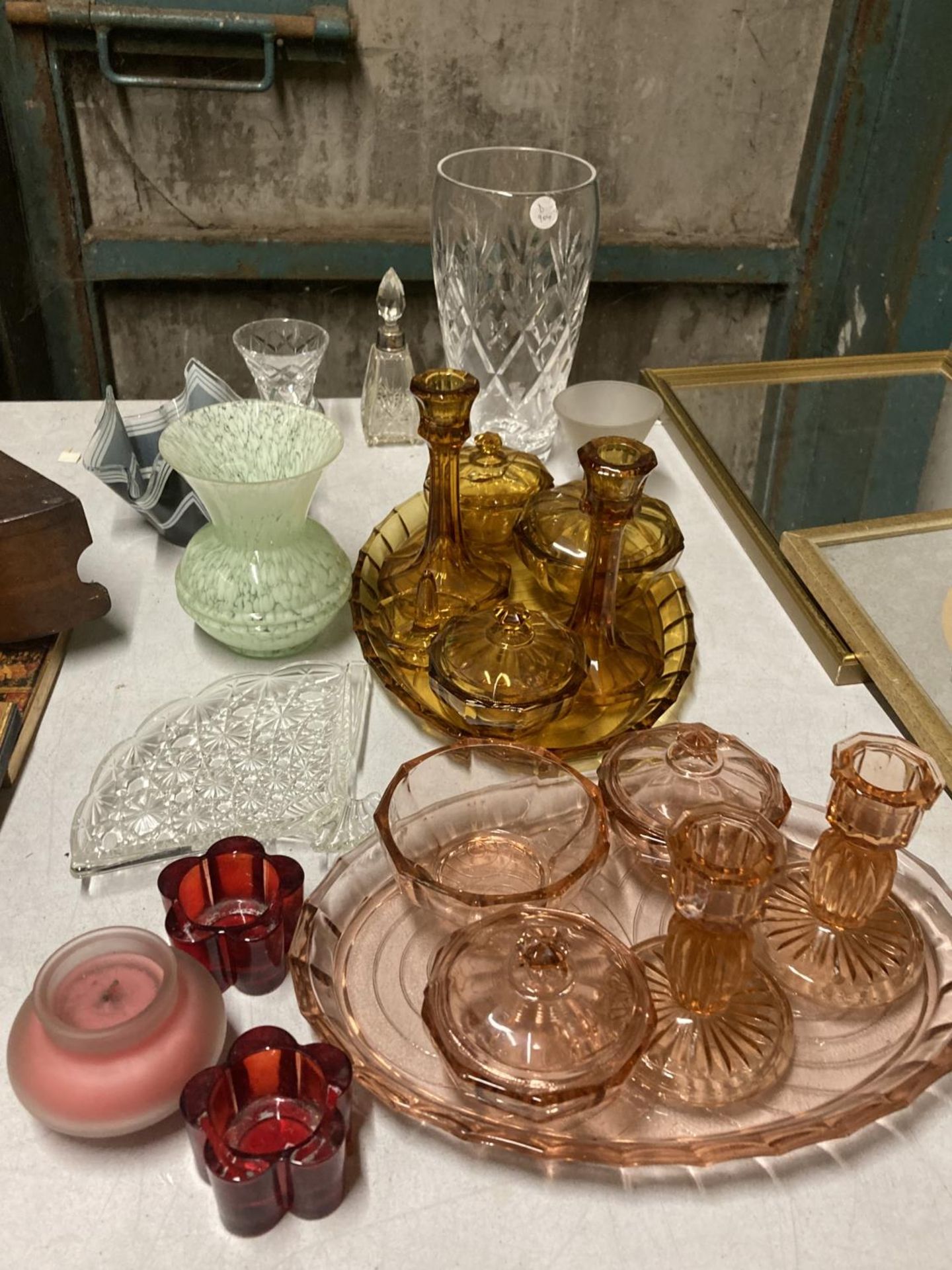 A QUANTITY OF GLASSWARE TO INCLUDE AN AMBER COLOURED DRESSING TABLE SET, VASE, HANKERCHIEF VASE, - Image 2 of 5