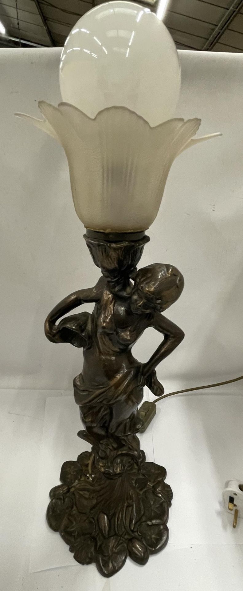 A BRASS FIGURAL TABLE LAMP AND SHADE