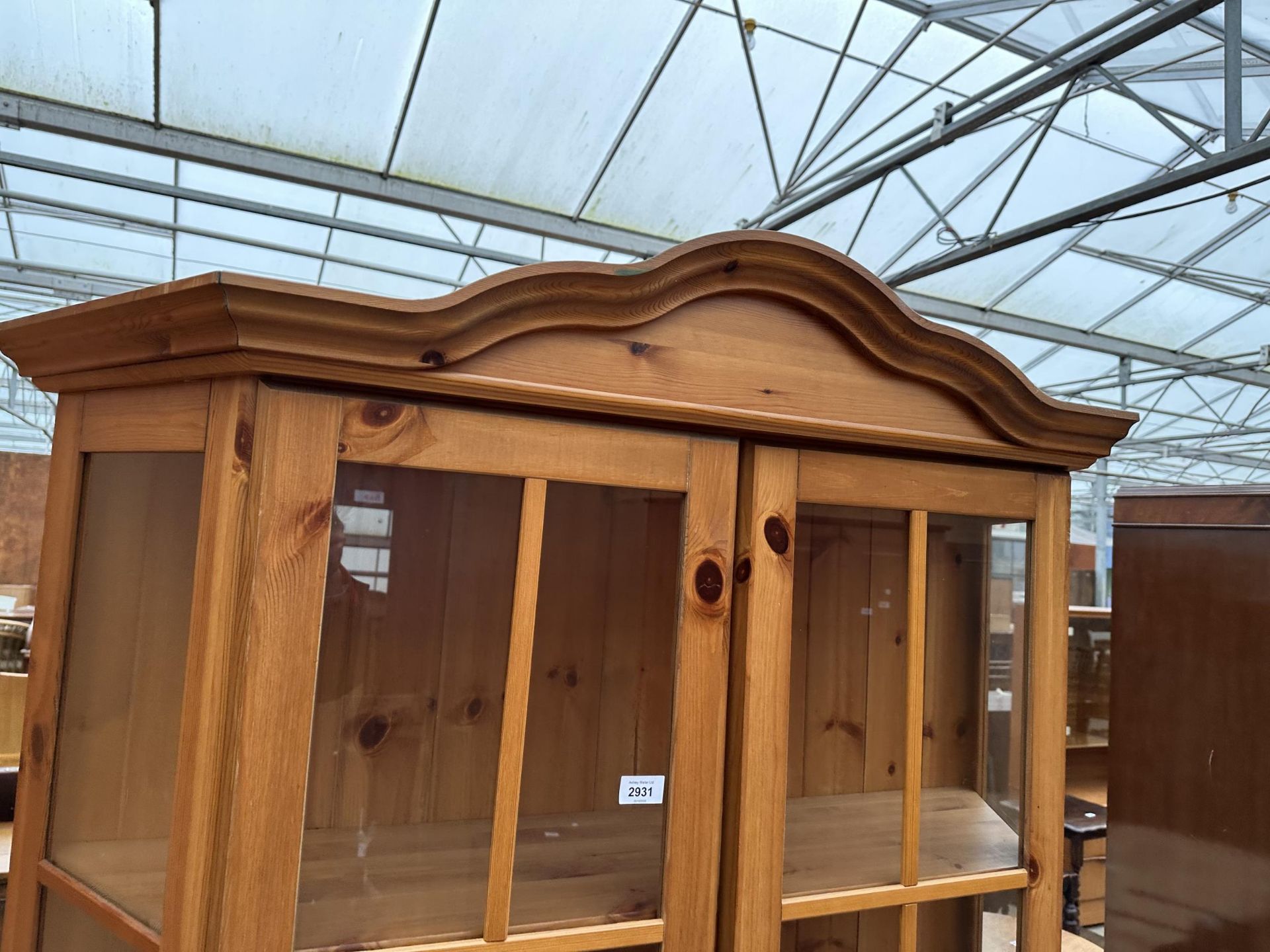 A MODERN PINE GLAZED TWO DOOR DISPLAY CABINET WITH DRAWER TO THE BASE, 48" WIDE - Image 2 of 3