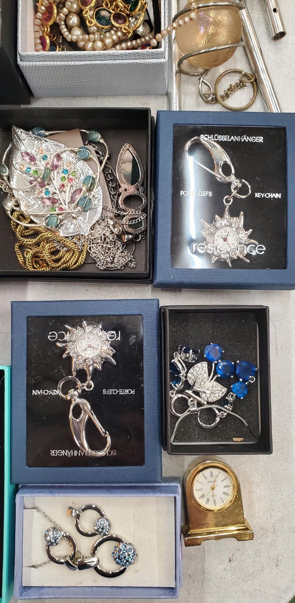 A QUANTITY OF COSTUME JEWELLERY - SOME BOXED - TO INCLUDE NECKLACES, WATCHES, EARRINGS, ETC - Image 3 of 4