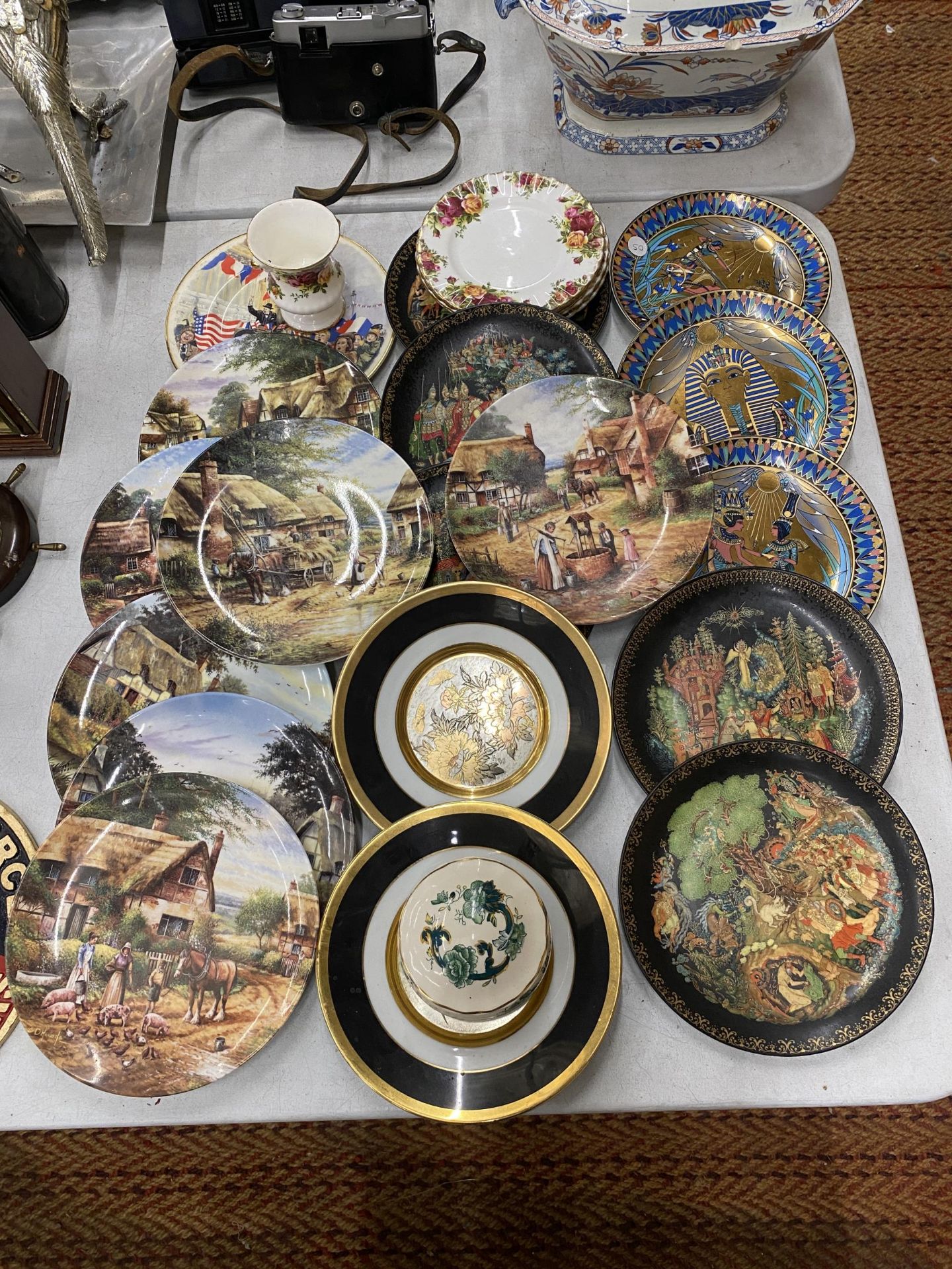 A QUANTITY OF ROYAL ALBERT OLD COUNTRY ROSES, A MASON'S TRINKET BOX AND A LARGE COLLECTION OF