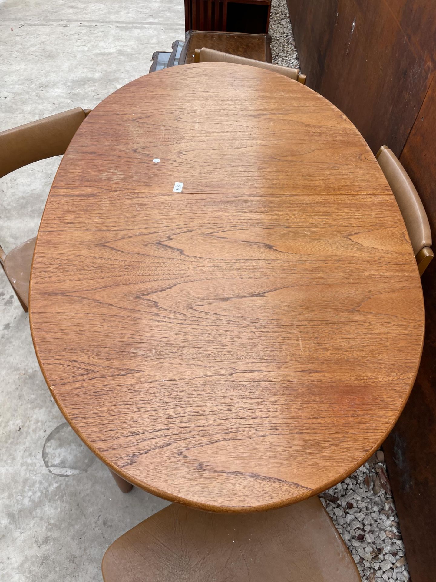 AN OVAL RETRO TEAK EXTENDING DINING TABLE, 60 X 36" (LEAF 18") AND FOUR CHAIRS - Image 6 of 6