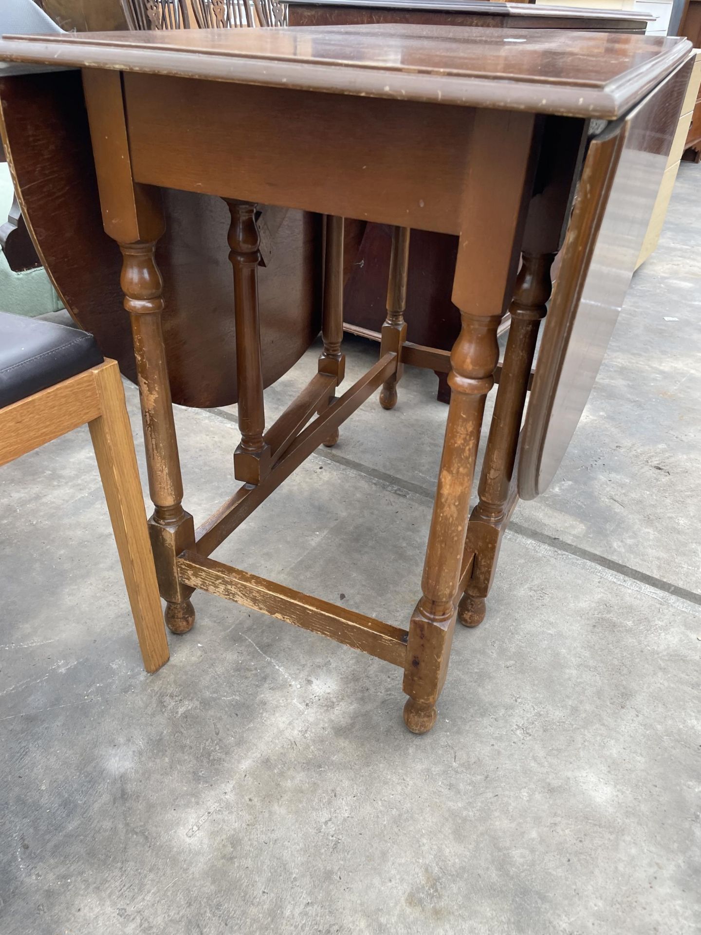 A MID 20TH CENTURY OAK GATELEG DINING TABLE ON TURNED LEGS - Image 2 of 2