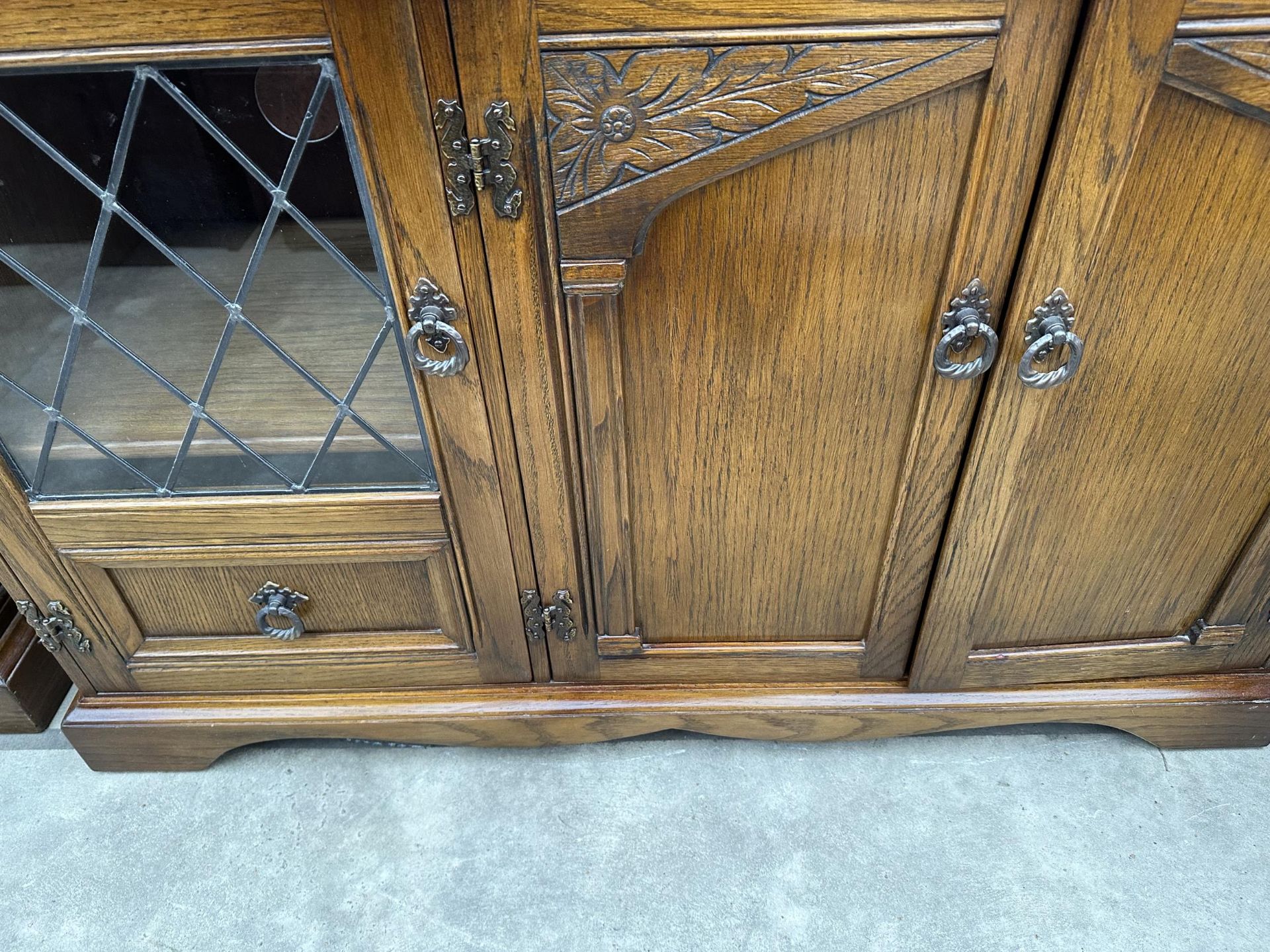 AN OAK GLAZED AND LEADED OLD CHARM STYLE HI-FI CABINET, 45" WIDE - Image 3 of 4