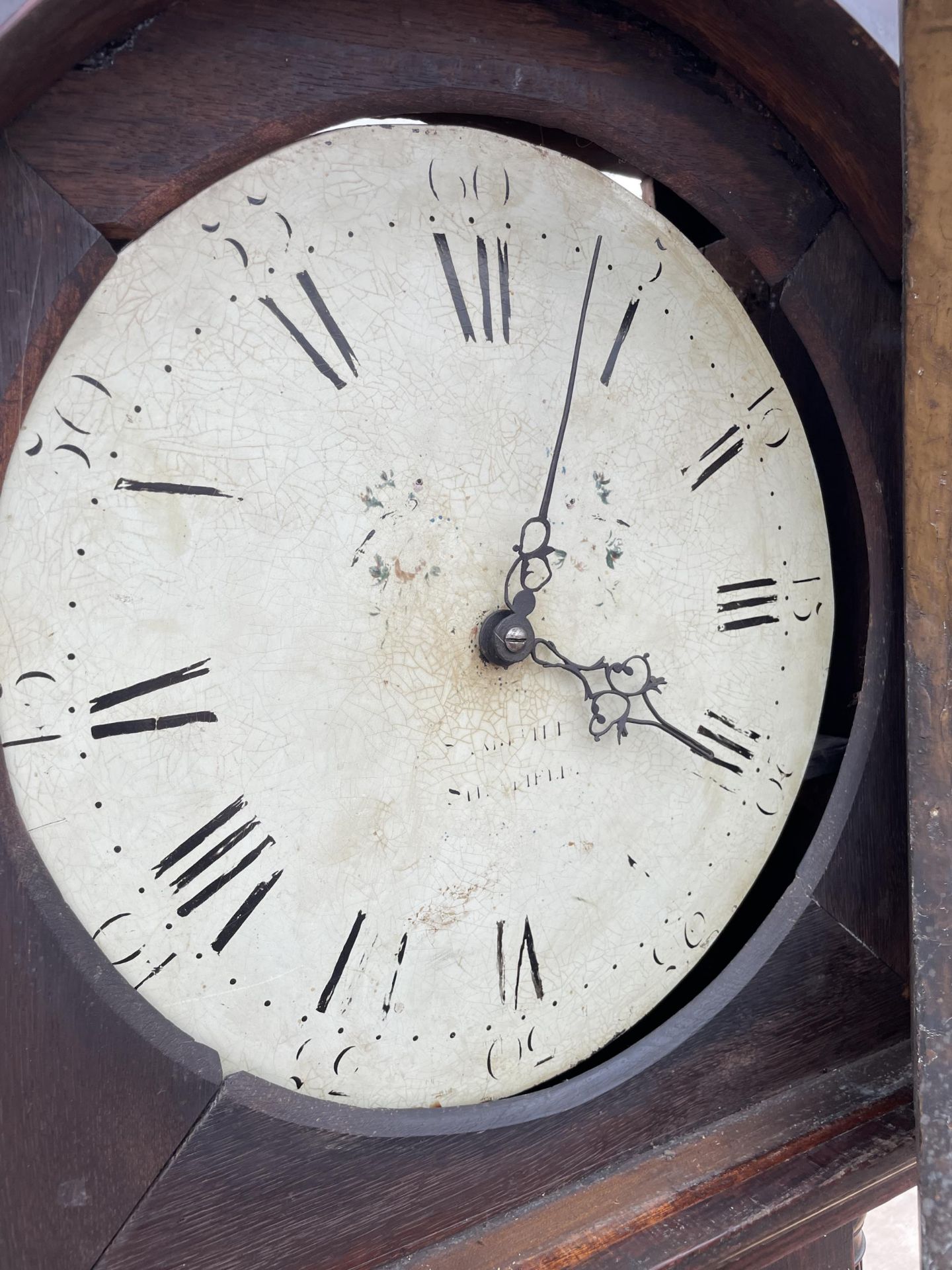 A 19TH CENTURY OAK THIRTY-HOUR LONGCASE CLOCK WITH ROUND ENAMEL DIAL - Bild 6 aus 6