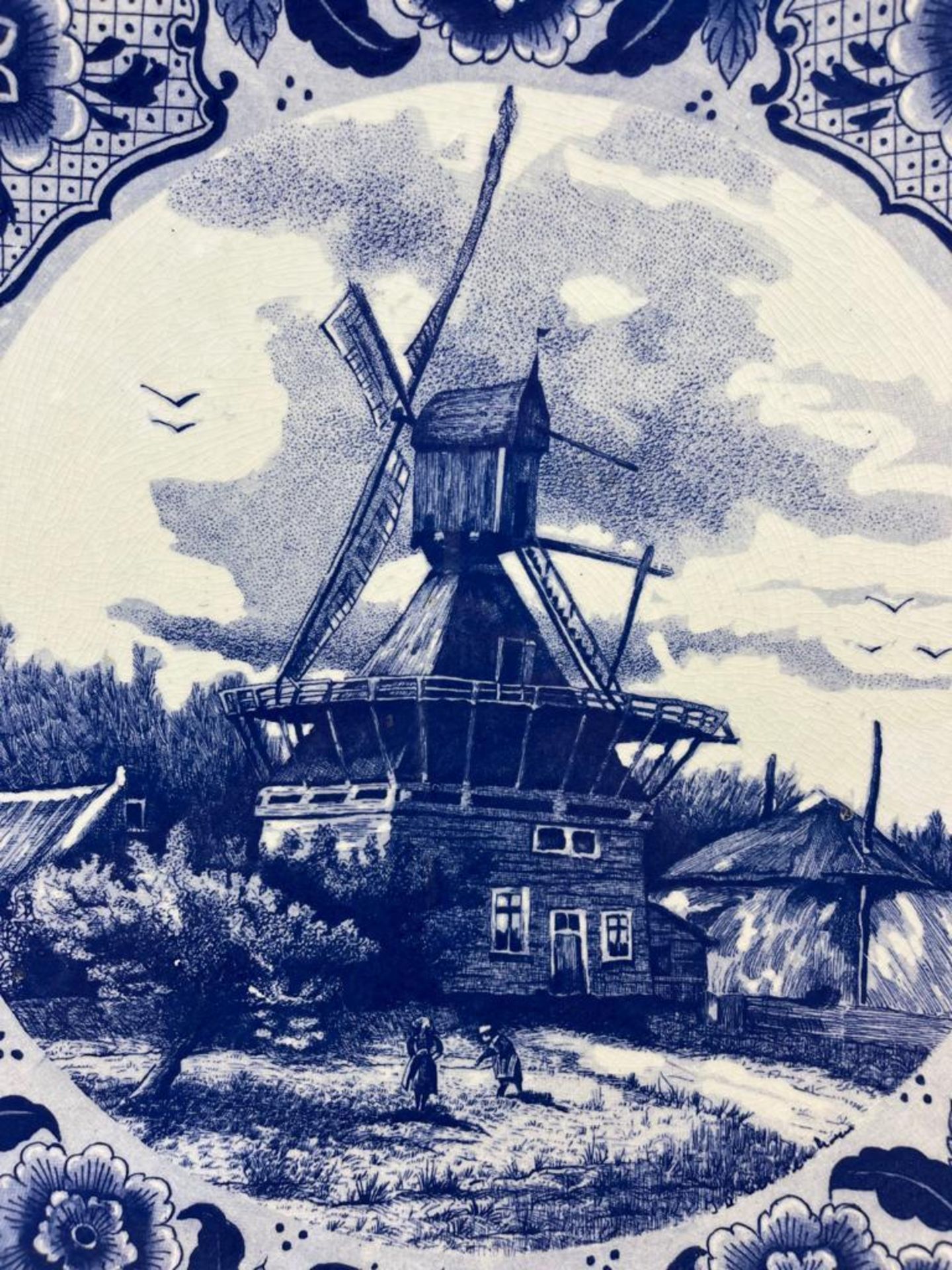 A LARGE DELFT BLUE DUTCH BLUE AND WHITE POTTERY CHARGER WITH WINDMILL DESIGN, DIAMETER 38CM - Image 2 of 5