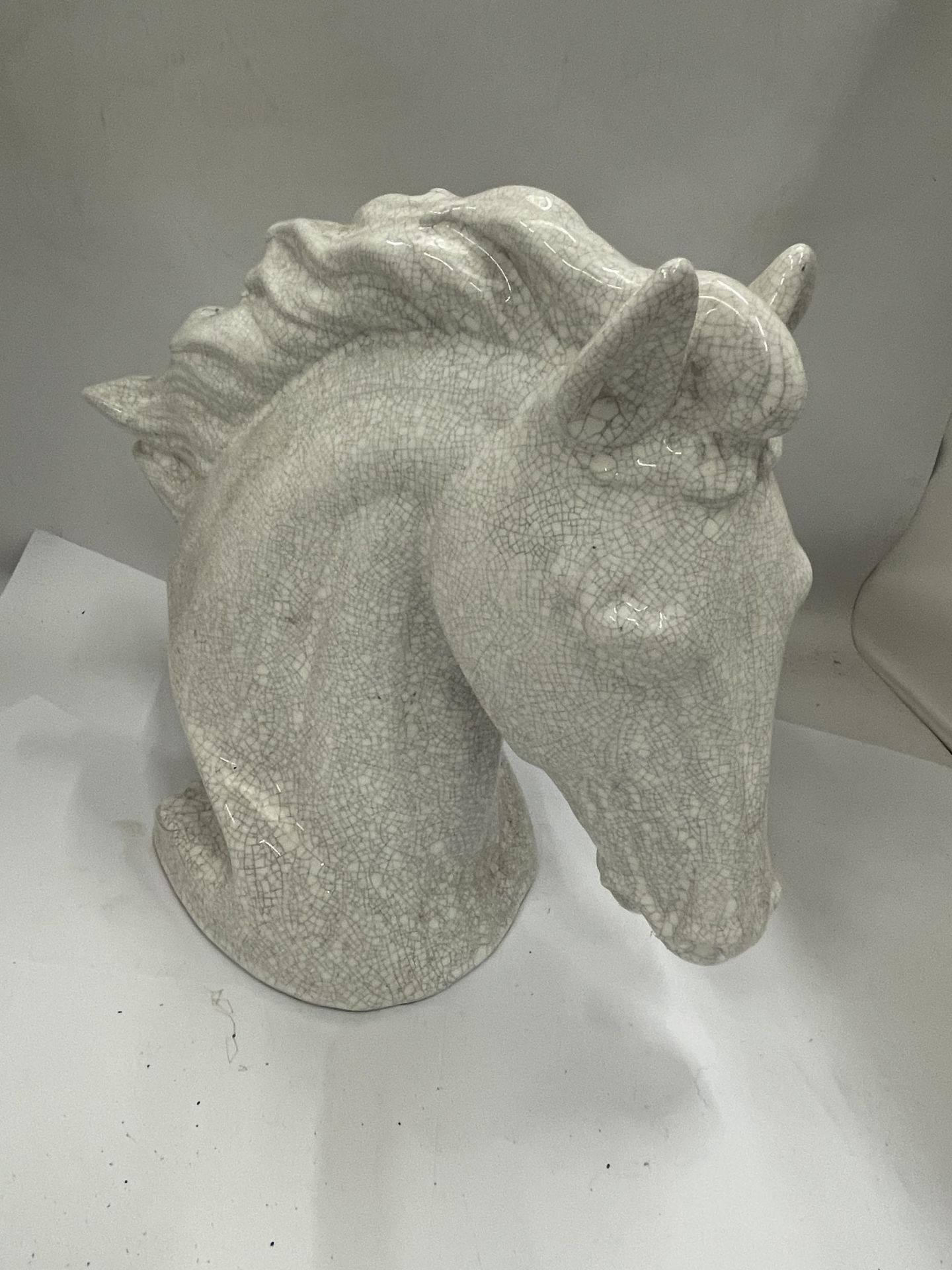 A CRACKLE GLAZE DESIGN WHITE CERAMIC HORSE HEAD BUST - Image 2 of 4