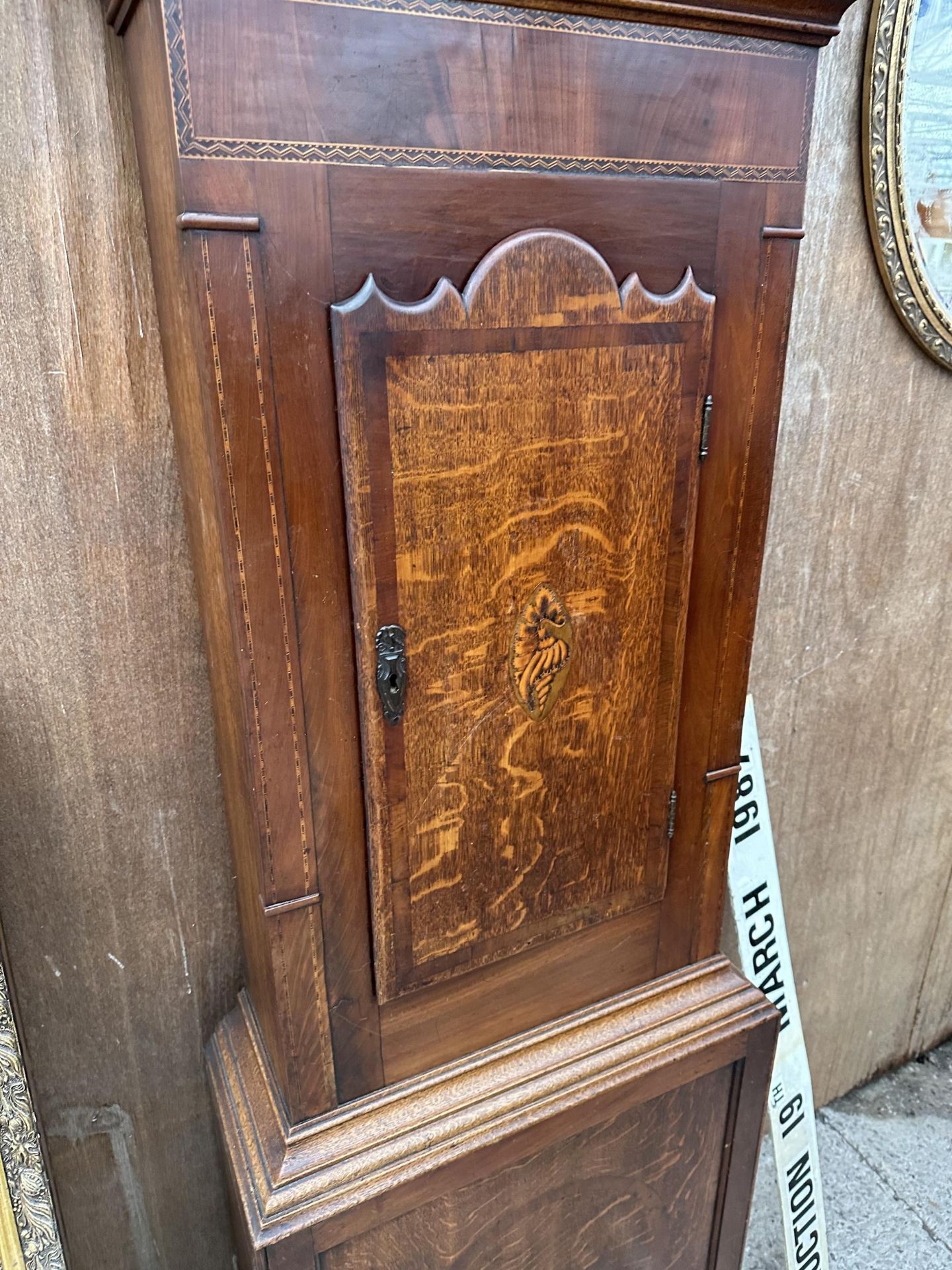 A 19TH CENTURY MAHOGANY AND CROSSBANDED 30 HOUR LONGCASE CLOCK WITH ENAMEL DIAL, RADCLIFFE ELAND - Bild 4 aus 5