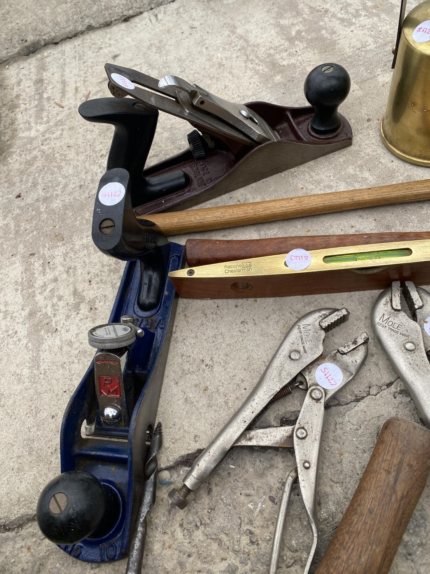 AN ASSORTMENT OF HAND TOOLS TO INCLUDE A WOOD PLANE, HAMMERS AND MOLE GRIPS ETC - Bild 2 aus 2