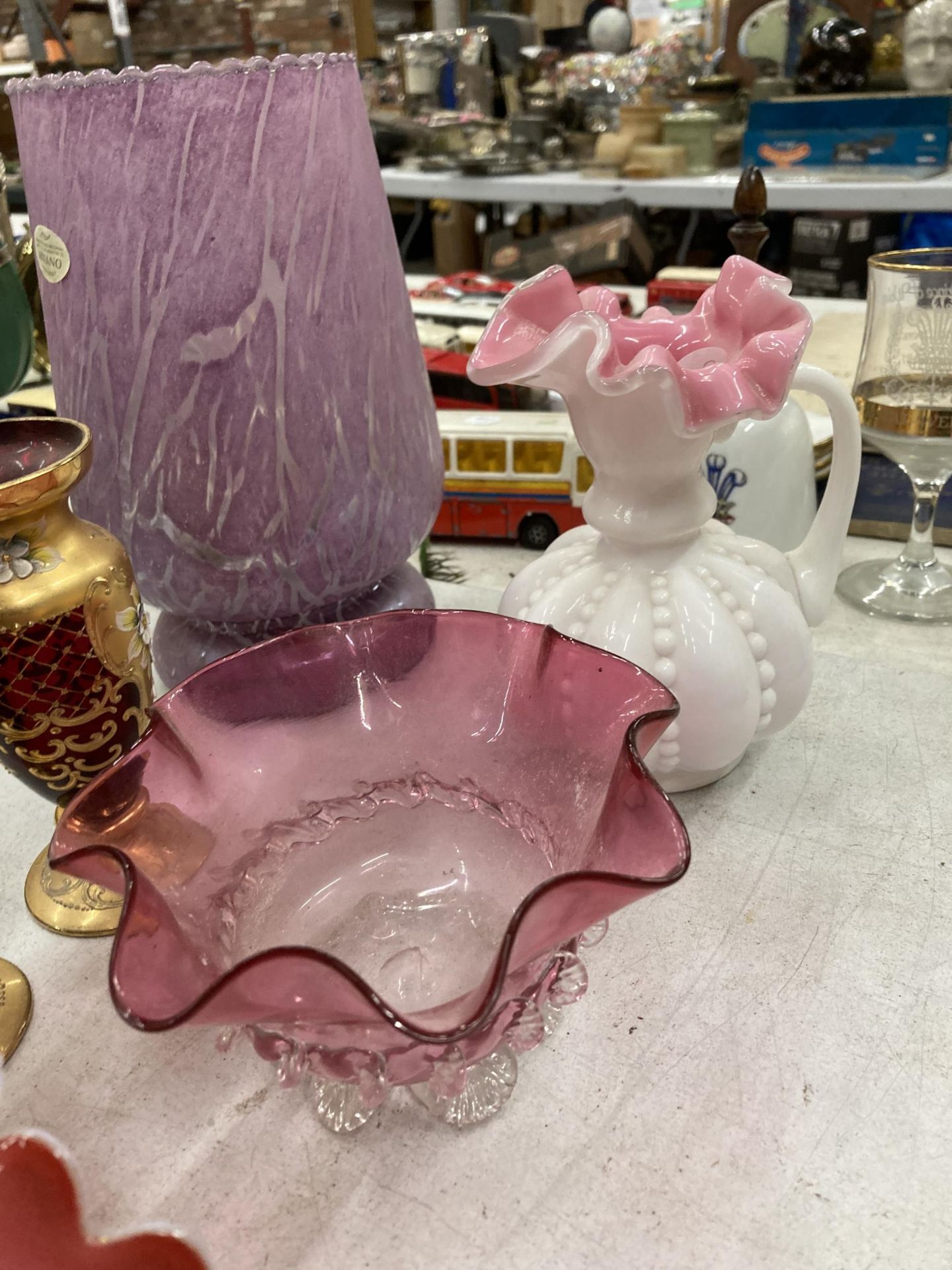A COLLECTION OF GLASSWARE TO INCLUDE PINK MURANO VASE, PAIR OF CRANBERRY AND GILT VASES, MILK - Image 5 of 5