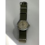 A GENTS VINTAGE WRIST WATCH, WORKING AT TIME OF LOTTING