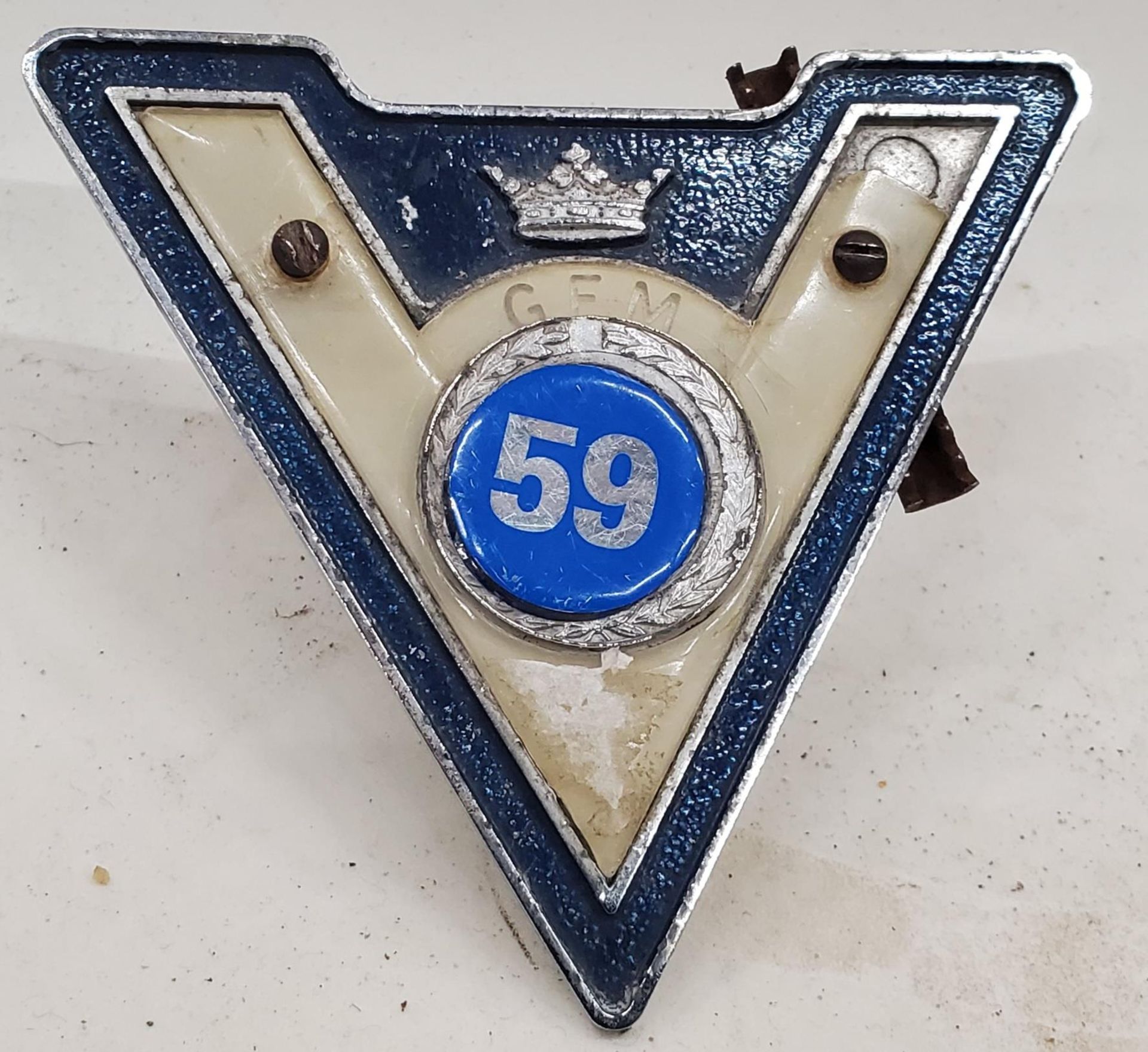 A VINTAGE 'V' CAR BADGE