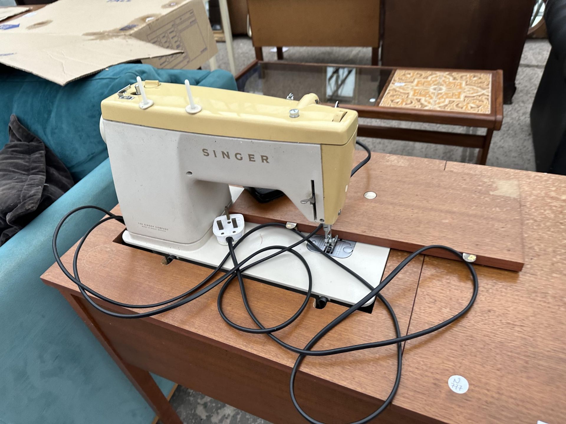 AN ELECTRIC SINGER SEWING MACHINE (514) IN CABINET - Image 2 of 2