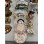 A QUANTITY OF CABINET PLATES, FLOWER POSIES, A WEDGWOOD JASPERWARE TRINKET BOX AND A CRANBERRY GLASS