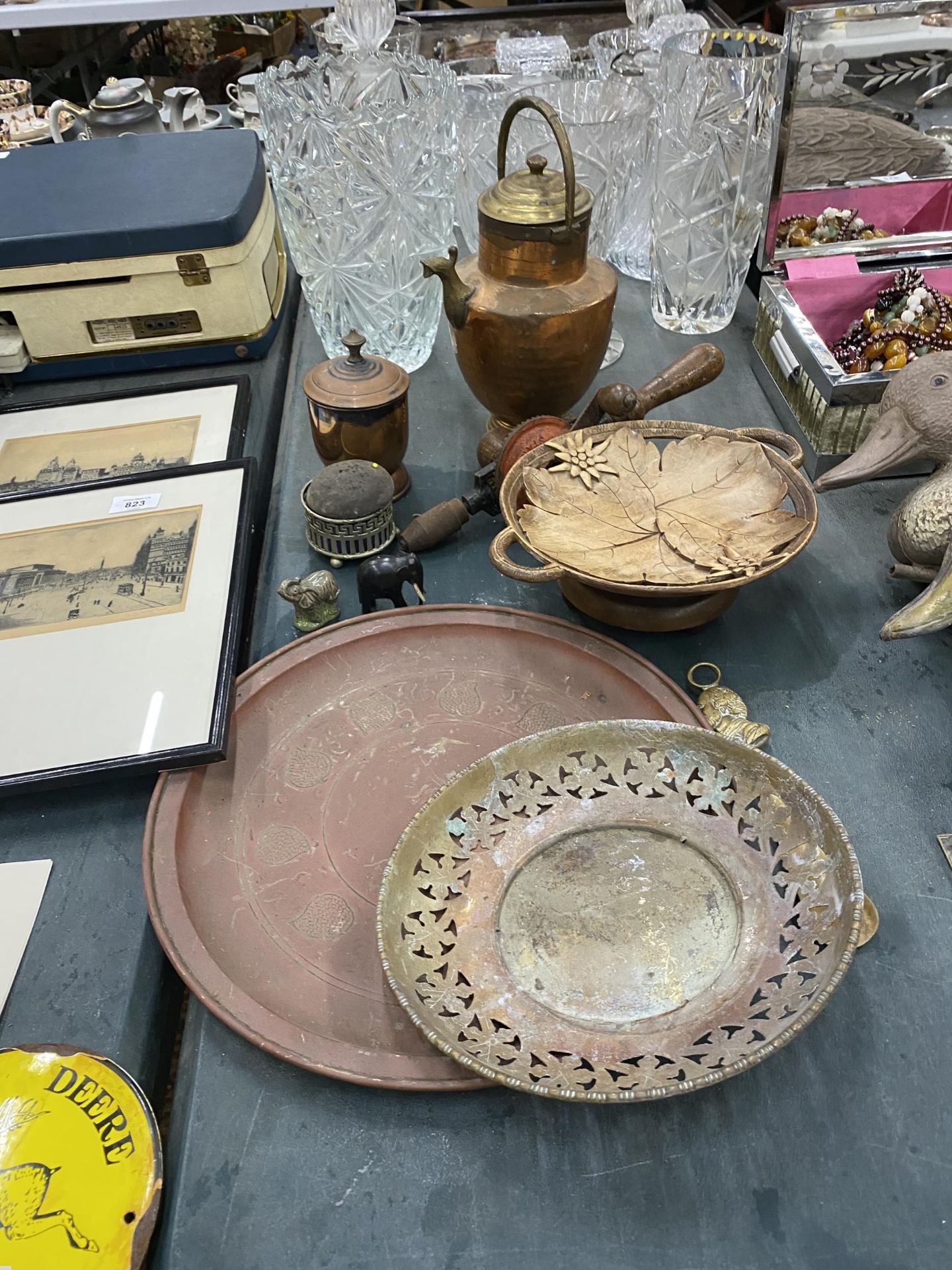 A MIXED LOT TO INCLUDE A COPPER LIDDED JUGMETAL TRAYS, A PIN CUSHION, STANLEY HAND DRILL, ELEPHANTS, - Bild 2 aus 2
