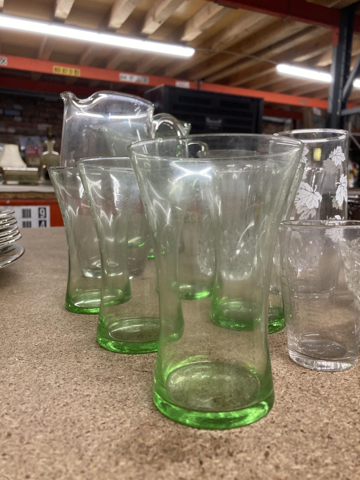 A GROUP OF VINTAGE GLASS ITEMS, GREEN GLASS SET ETC - Image 3 of 4