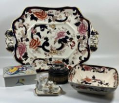 A MIXED LOT OF CERAMICS TO INCLUDE POOLE POTTERY LIDDED DISH, WEDGWOOD TABLE LIGHTER, MASONS,