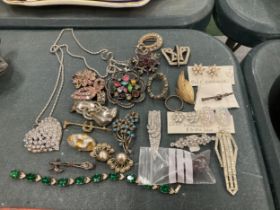 A COLLECTION OF VINTAGE COSTUME JEWELLERY TO INCLUDE CLIP EARRINGS, ART DECO STYLE EXAMPLES ETC