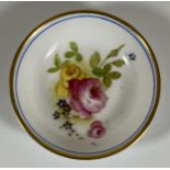 AN ANTIQUE 1921 HAND PAINTED ROYAL WORCESTER FLORAL PIN DISH, DIAMETER 7CM