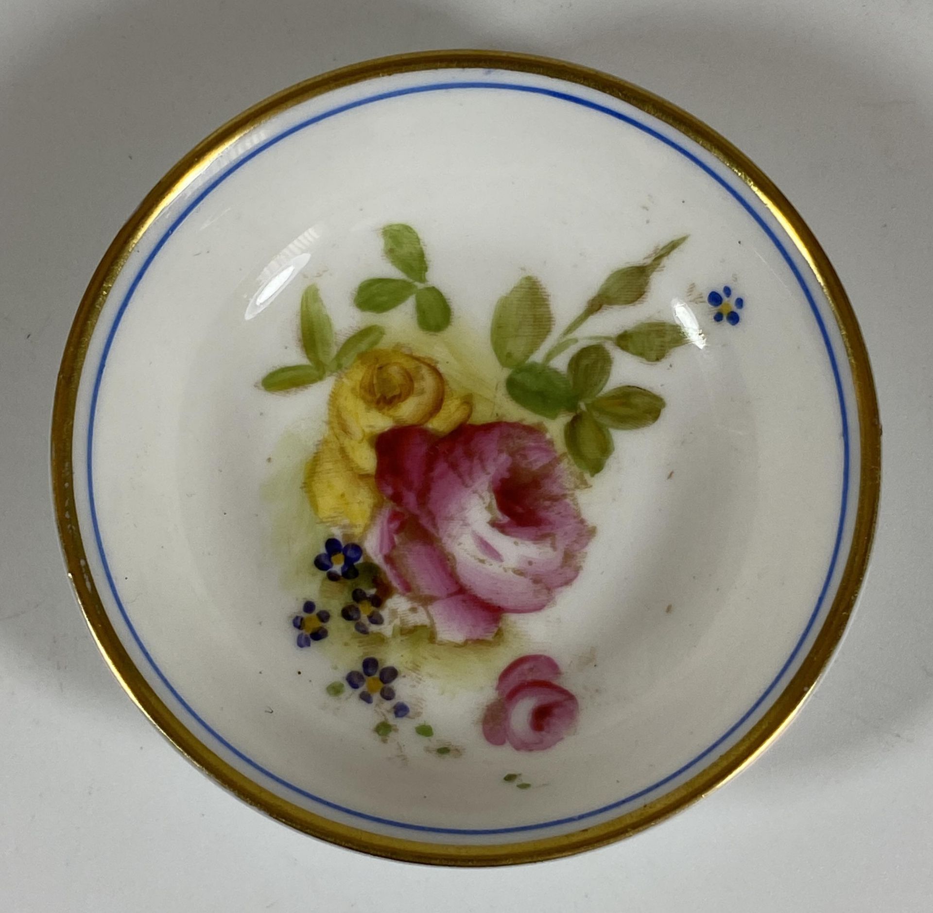 AN ANTIQUE 1921 HAND PAINTED ROYAL WORCESTER FLORAL PIN DISH, DIAMETER 7CM