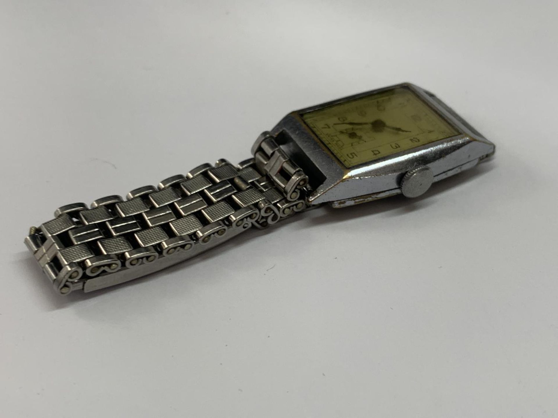 A GENTS CHROME VINTAGE WRIST WATCH, WORKING AT TIME OF LOTTING - Image 3 of 3