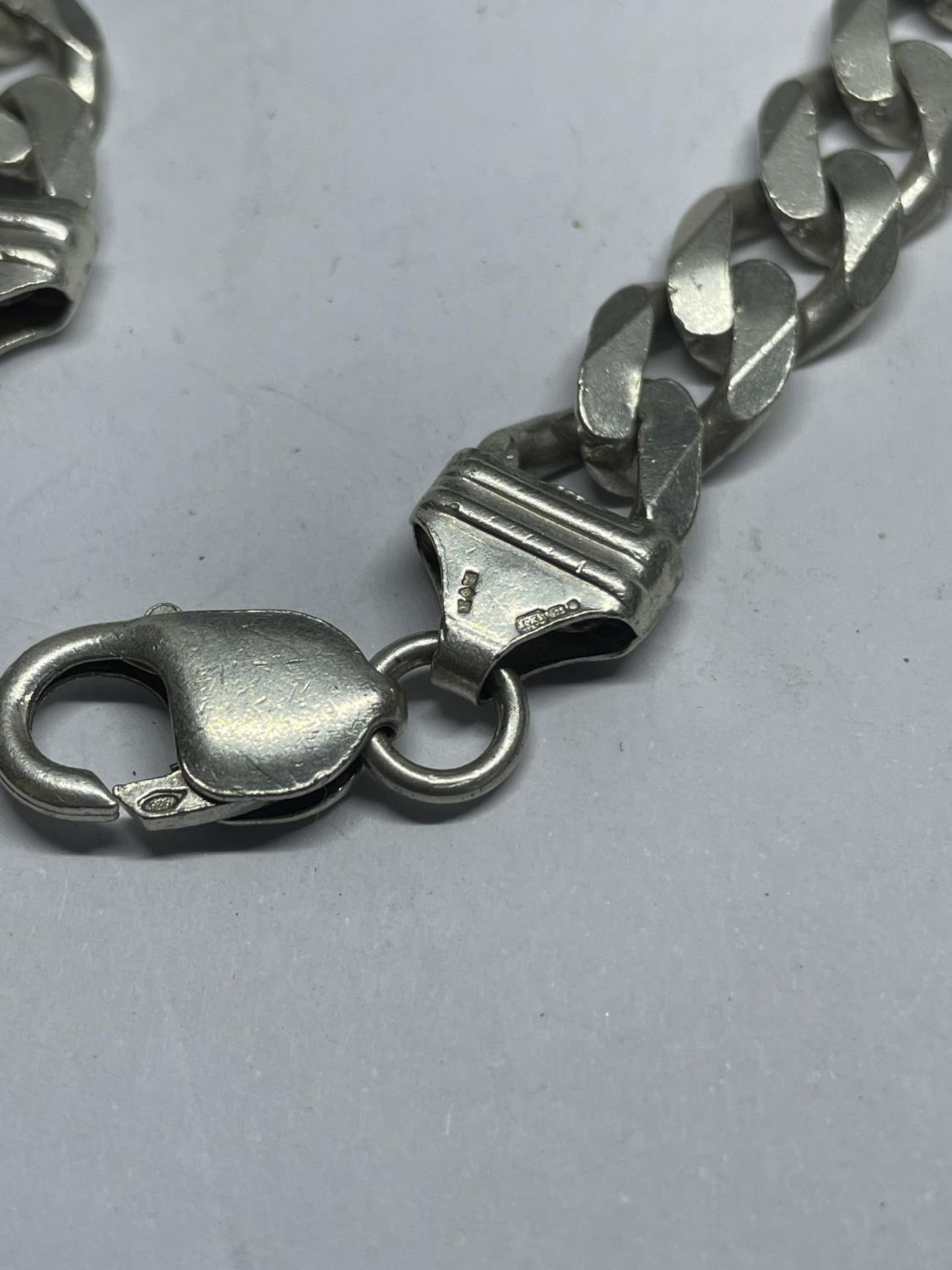 A HEAVY MARKED SILVER FLAT LINK NECKLACE LENGTH 51CM WEIGHT 84.1 GRAMS - Image 3 of 4