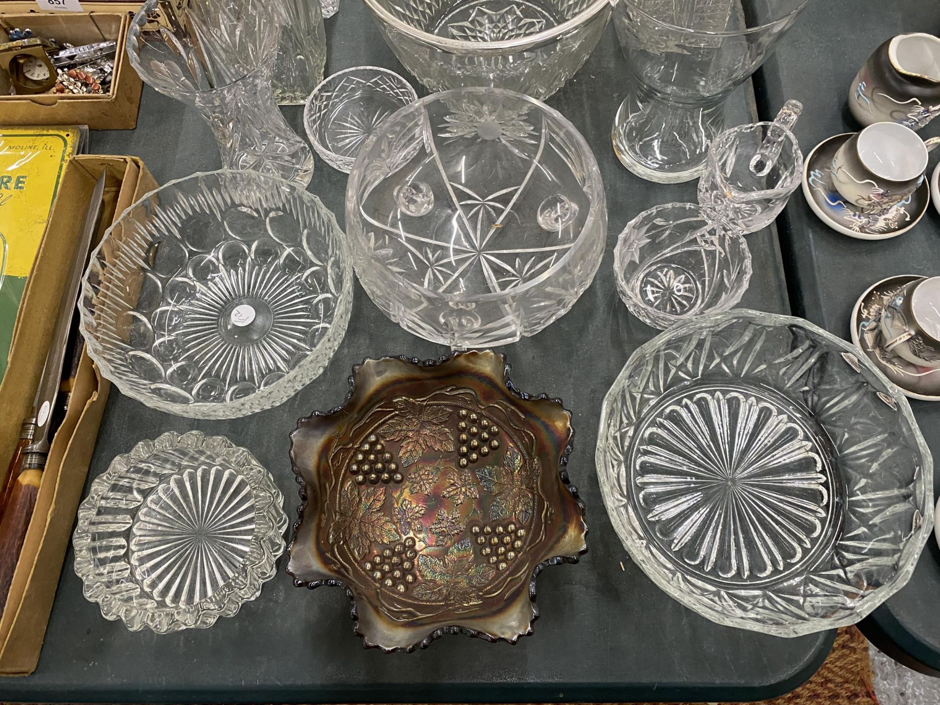 A LARGE QUANTITY OF GLASSWARE TO INCLUDE DECANTERS, VASES, BOWLS, ETC - 21 PIECES IN TOTAL - Bild 2 aus 4