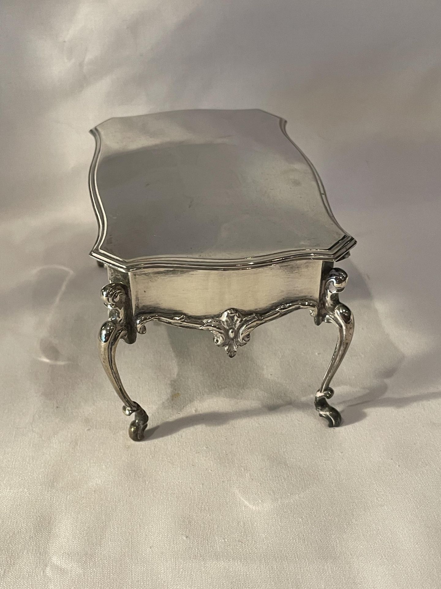 AN EDWARD VII 1904 HALLMARKED LONDON SILVER ORNATE FOUR LEGGED TRINKET BOX WITH BLUE LINER, MAKER - Image 5 of 18