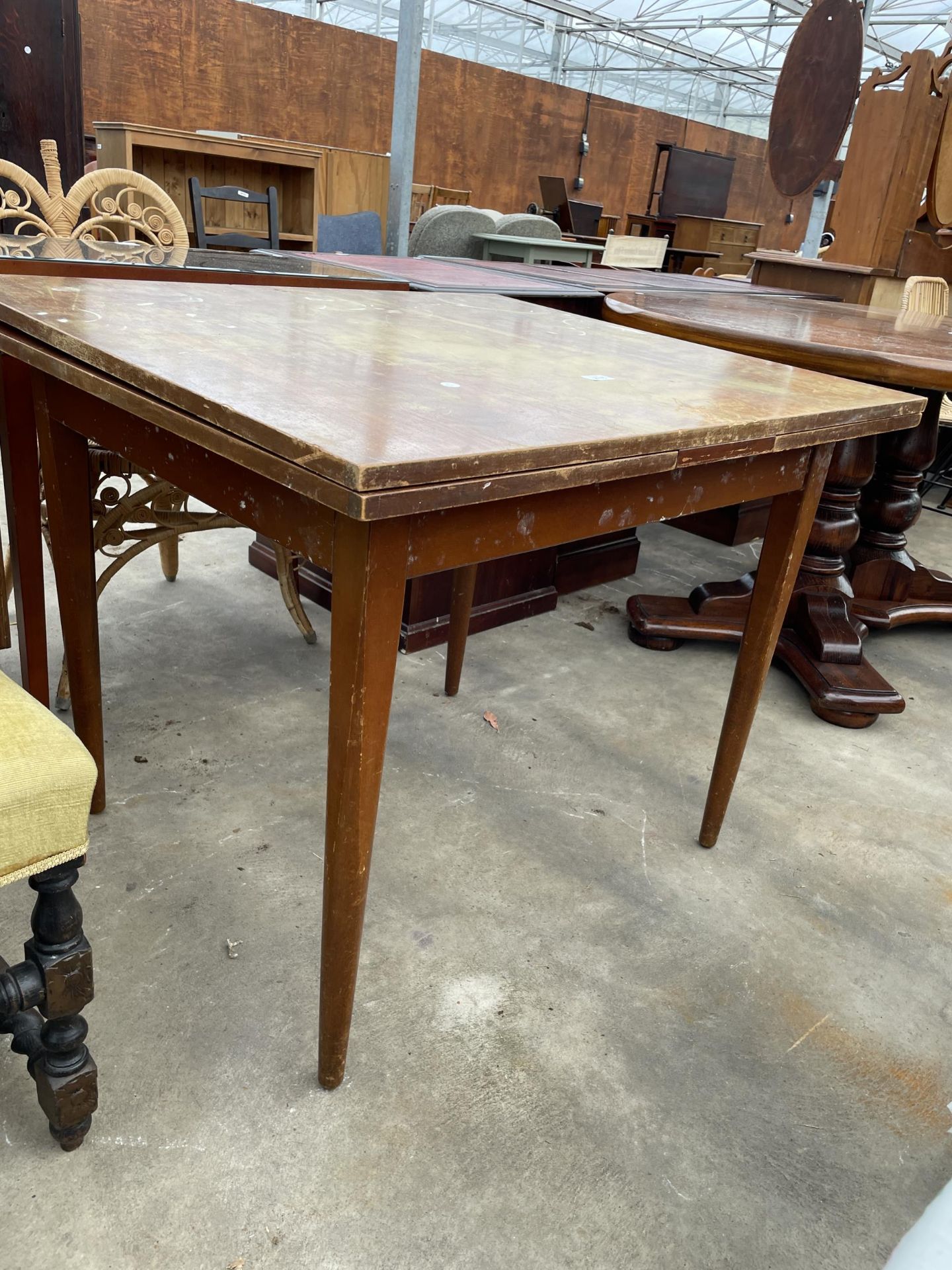 A MID 20TH CENTURY DRAW-LEAF DINING TABLE - Image 2 of 3