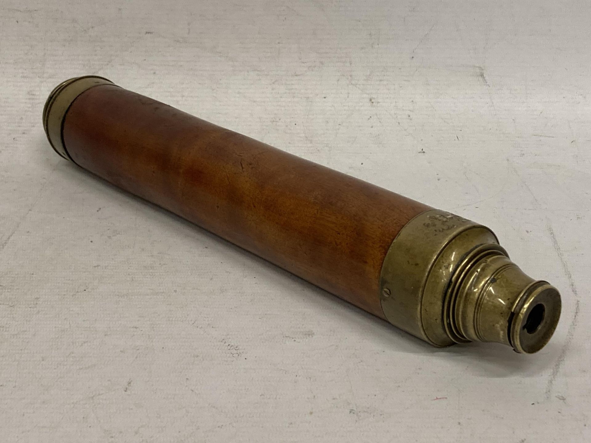 A VINTAGE BRASS AND WOODEN THREE SECTION TELESCOPE - Image 2 of 4