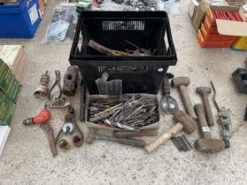 AN ASSORTMENT OF TOOLS TO INCLUDE DRILL BITS, HAMMERS AND PLIERS ETC