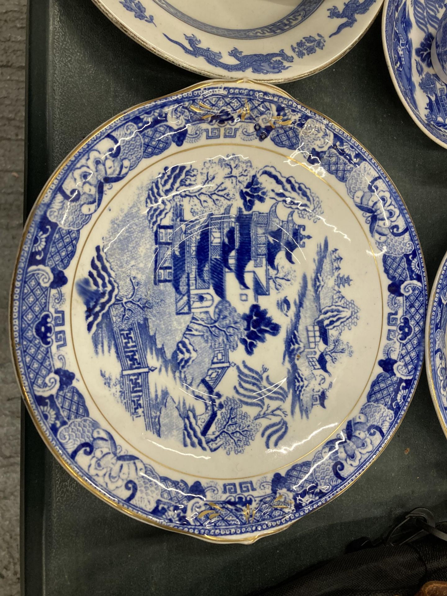 A COLLECTION OF BLUE AND WHITE DINNER WARES TO INCLUDE CAULDON, WILLOW PATTERNS ETC - Bild 8 aus 8