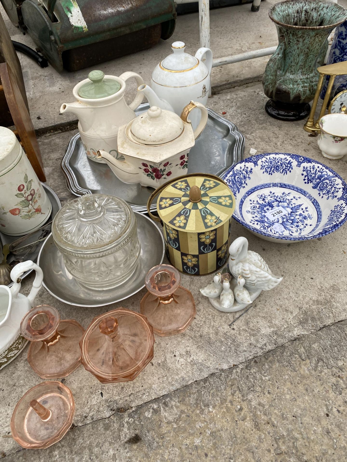 A LARGE ASSORTMENT OF ITEMS TO INCLUDE CERAMICS AND SCALES ETC - Bild 2 aus 4