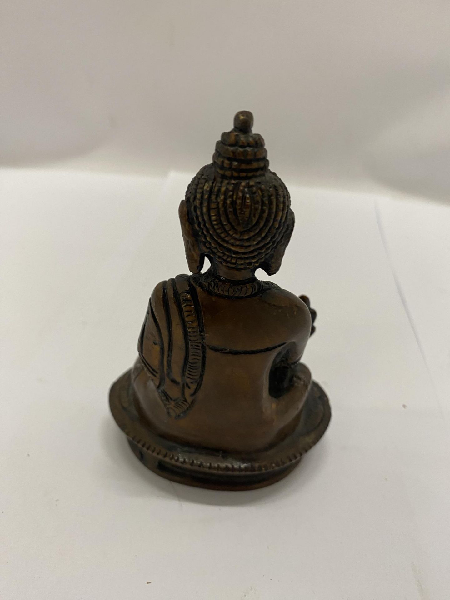 A BRONZE TIBETAN HEALING BUDDAH - Bild 3 aus 3